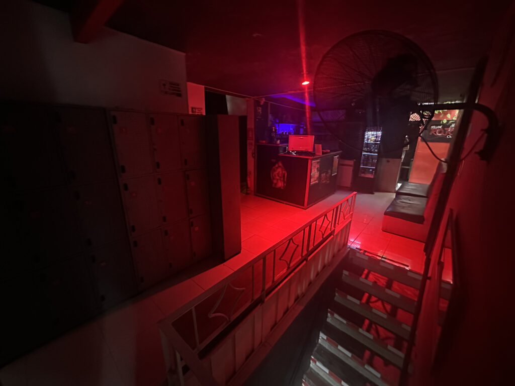 Vista completa del sillon rojo club