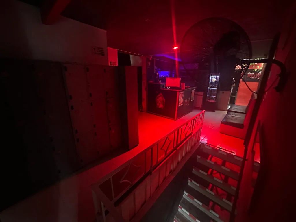 Vista completa del sillon rojo club