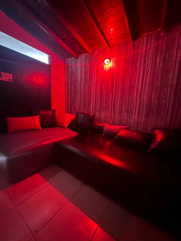 Interior del club gay El Sillón Rojo Medellín con muebles